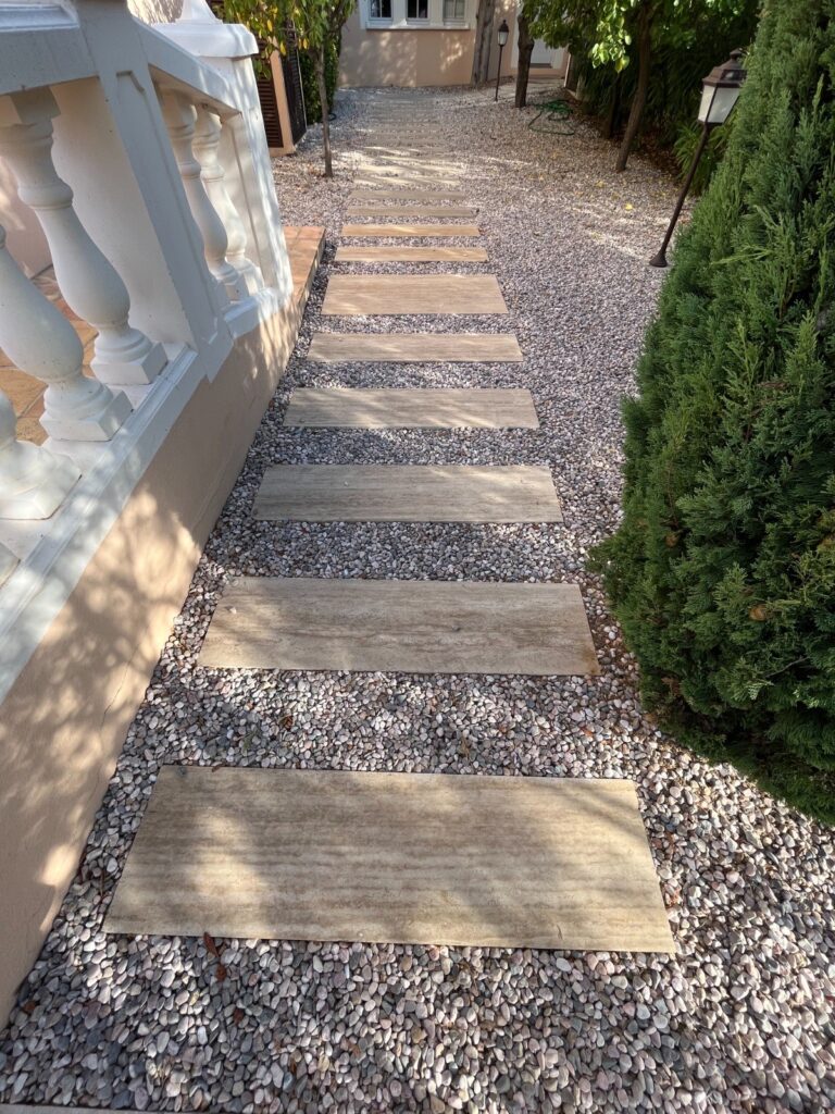 CREAM BEIGE VEIN CUT TRAVERTINE STEPWAY